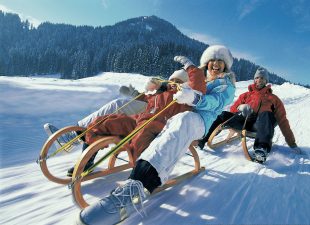 KAM_000085_Familie-beim-Rodeln_Archiv-Kitzbueheler-Alpen-Brixental